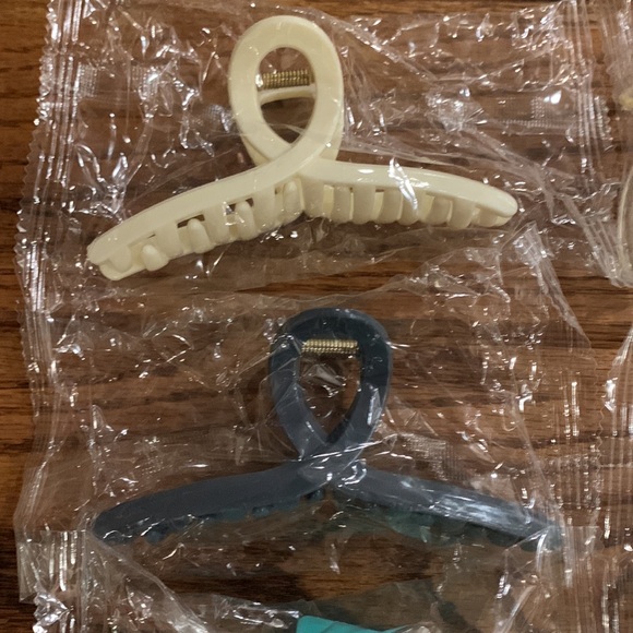 10 Claw Hair Clips - Picture 3 of 13